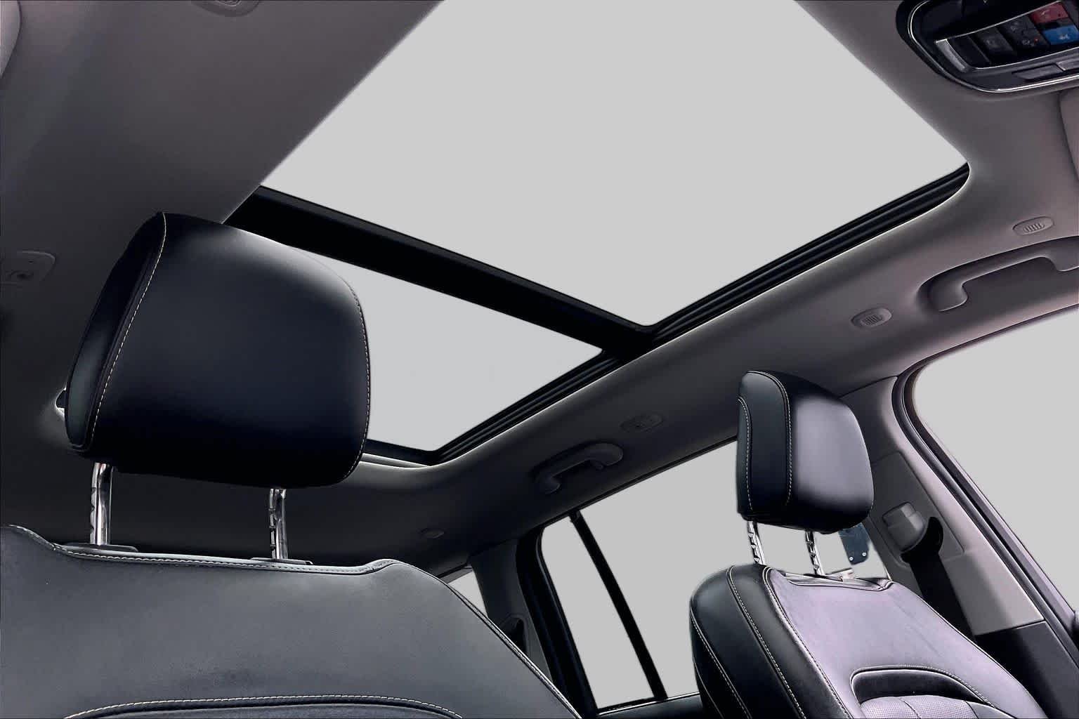 Used 2022 Bright White Clearcoat Jeep  image 20