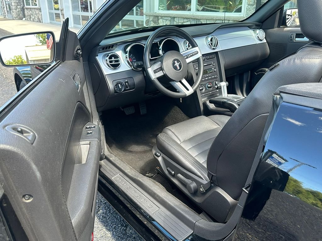 Used 2005 Black Ford  image 39