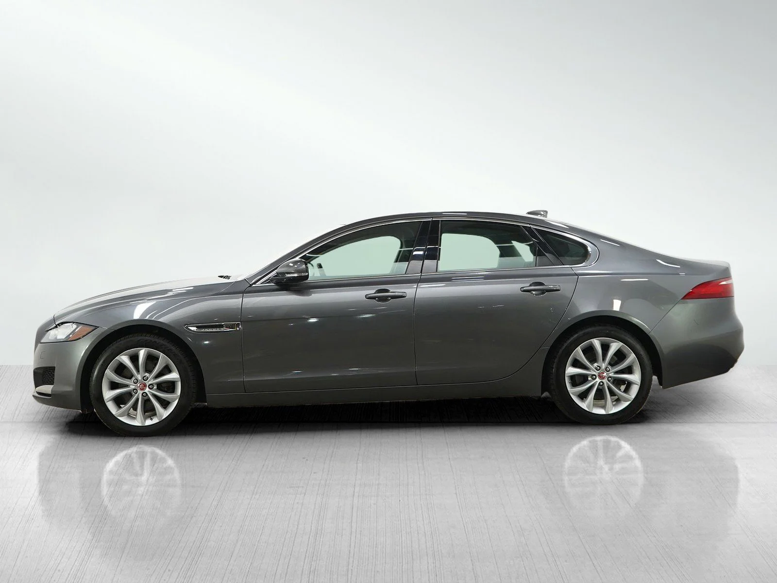 Used 2018 Jaguar XF Premium with VIN SAJBJ4FX3JCY58128 for sale in Minneapolis, Minnesota