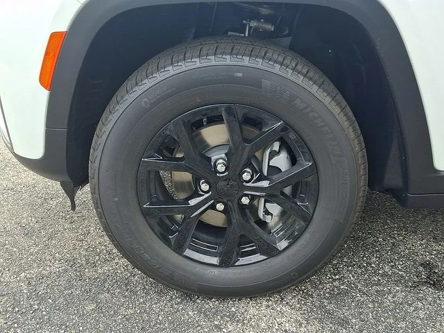 New 2026 White/off-white Jeep Laredo Altitude image 18