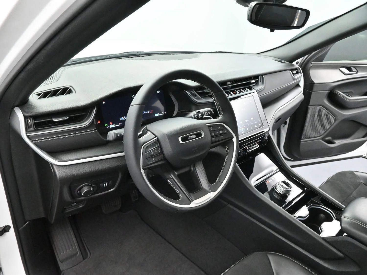Used 2023 White Jeep Altitude image 12