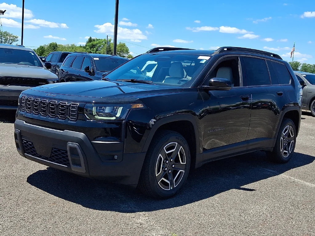 New 2026 Diamond Black Crystal Pearl-Coat Exterior Paint Jeep Limited image 4