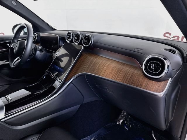 Used 2024  Mercedes-Benz GLC 300 image 28