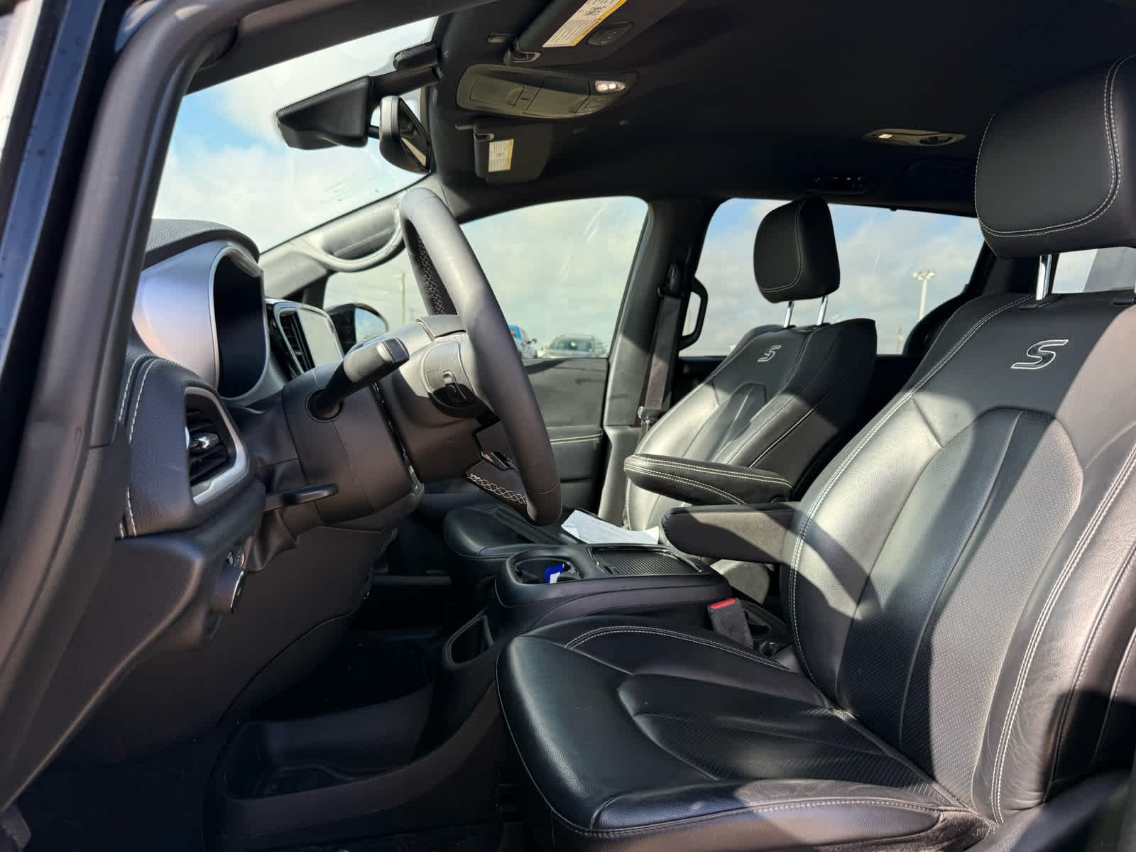 Used 2022 Brilliant Black Crystal Pearlcoat Chrysler Touring L image 6