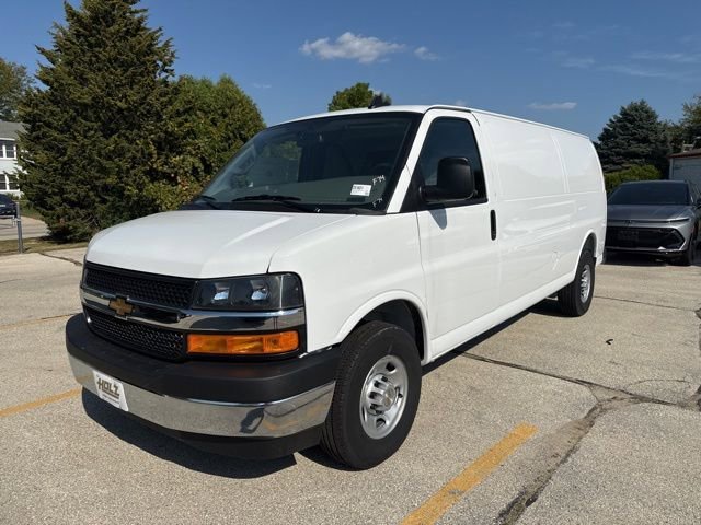 New 2025 Summit White Chevrolet WT image 1