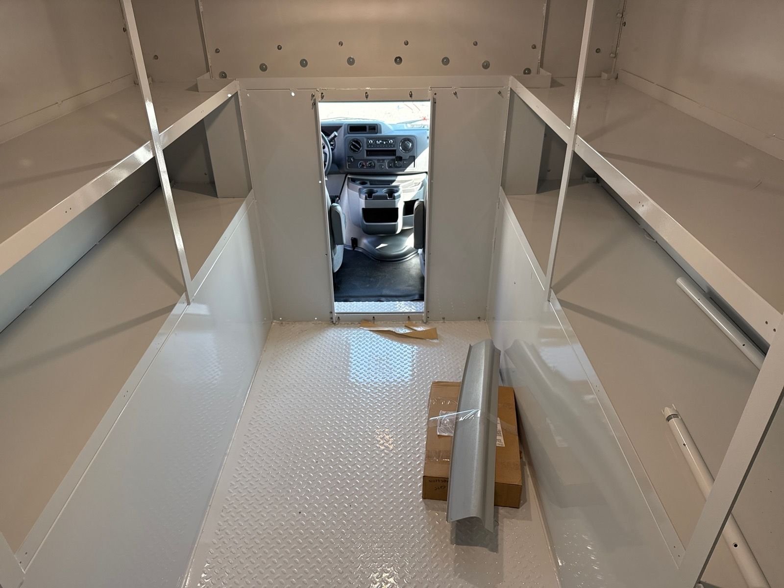 New 2025 Oxford White Ford E-350 SRW image 31