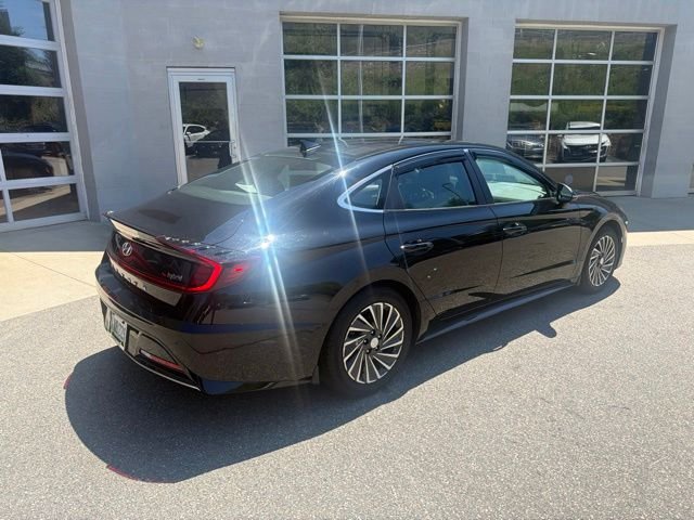 Used 2022 Black Hyundai Limited image 4