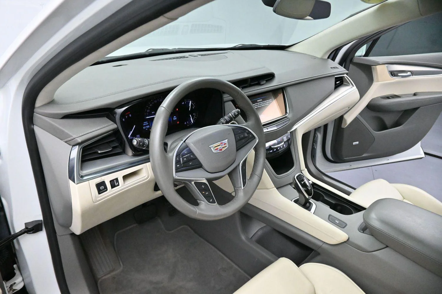 Used 2017 CRYSTAL WHITE TRICOAT Cadillac Luxury FWD image 13