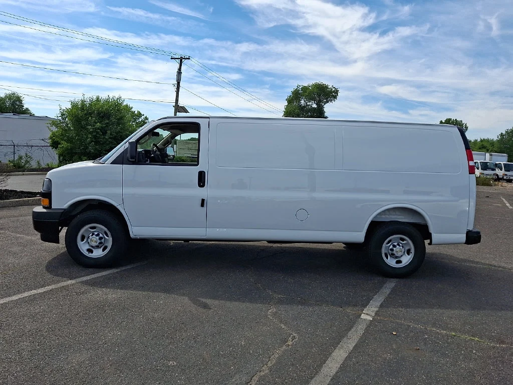 New 2026 Summit White Chevrolet WT image 5