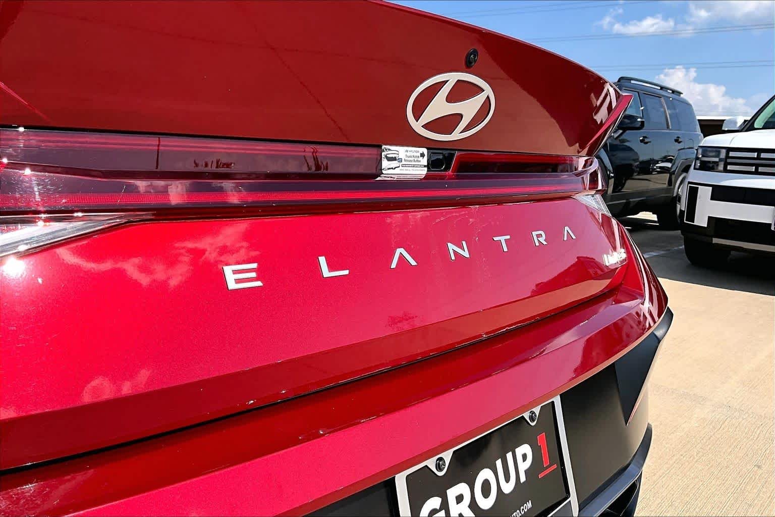 2025 Hyundai Elantra Limited - Photo 31