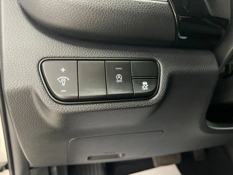 Used 2025 White Kia S image 21