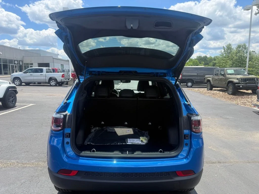 New 2026 Hydro Blue Pearl-Coat Exterior Paint Jeep Limited image 38