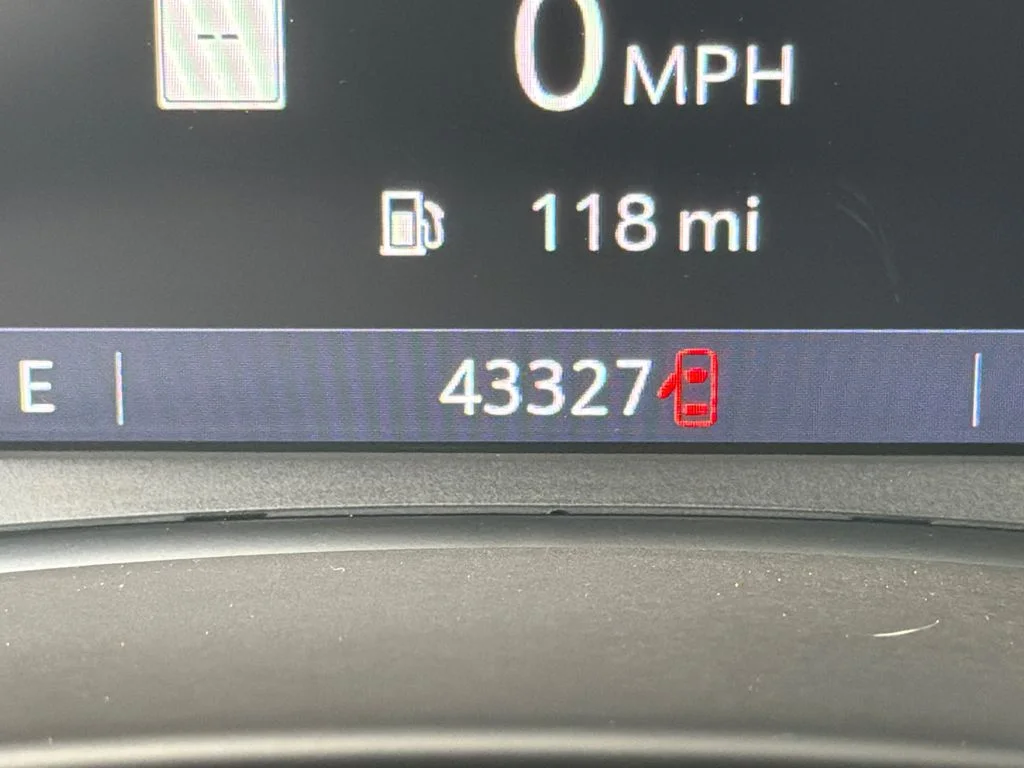 Used 2023 White GMC SLE image 28