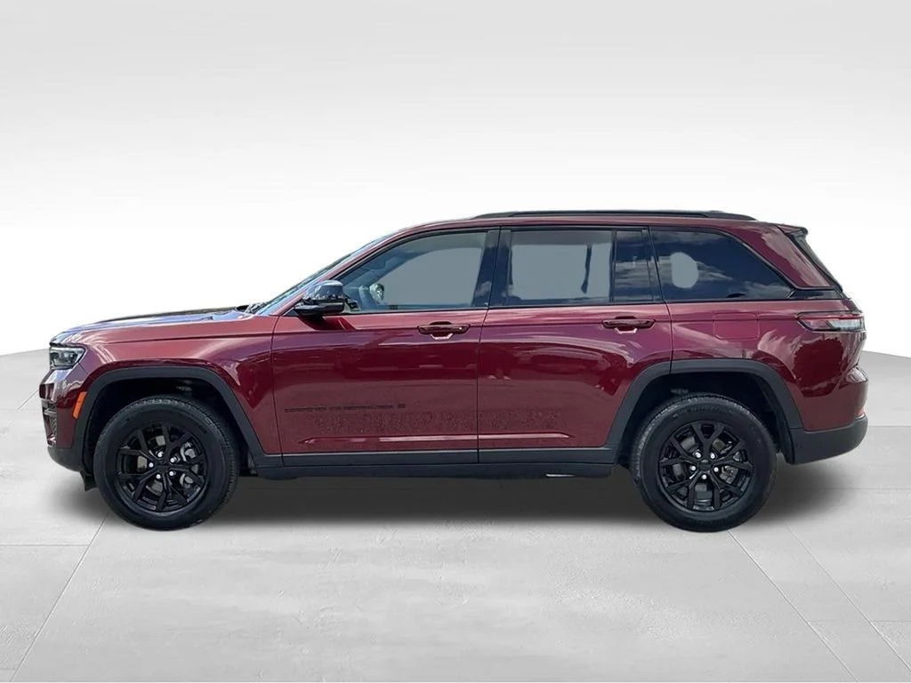 Used 2024 Red Jeep Altitude image 3