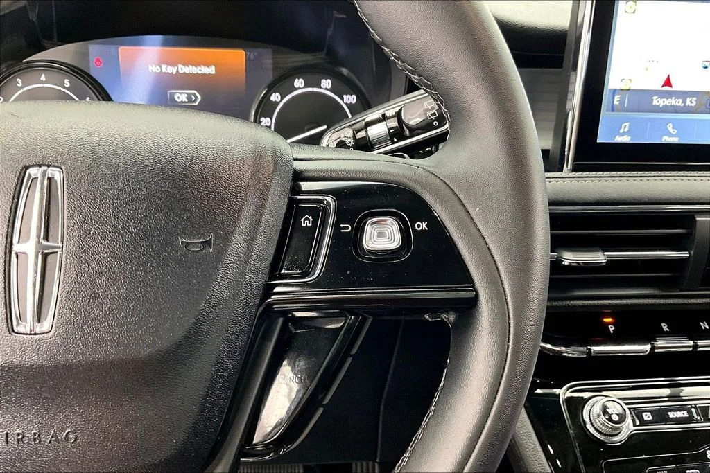 Used 2022 Black Metallic Lincoln Standard image 19