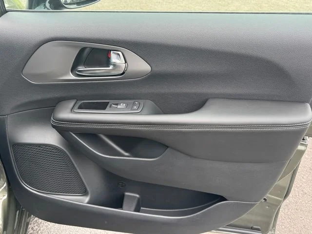 New 2027 Olive Green Pearl-Coat Exterior Paint Chrysler Select image 13