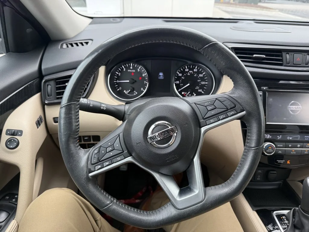 Used 2017 Caspian Blue Nissan SL image 10