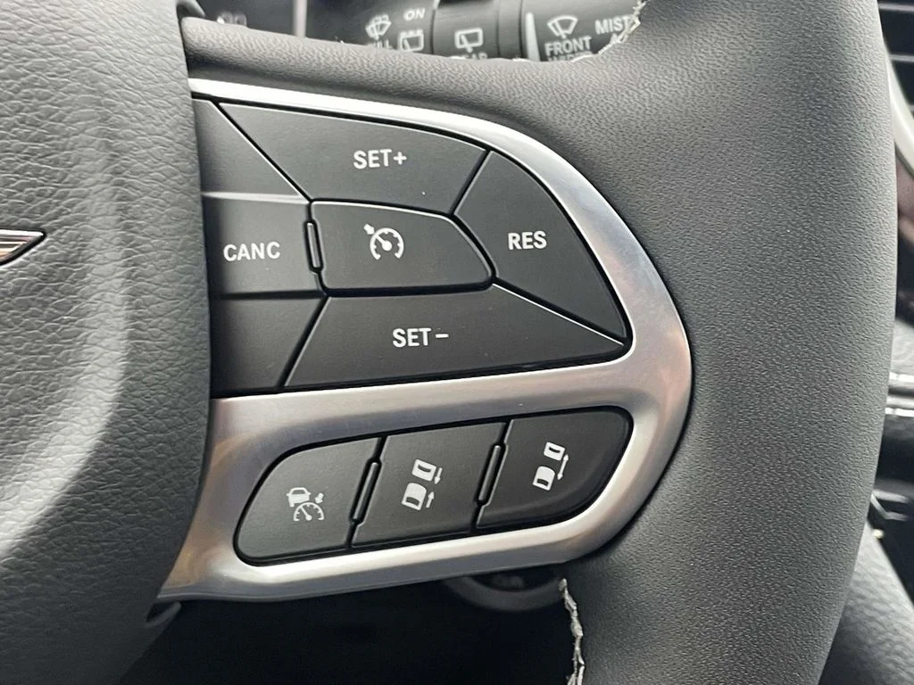 New 2026 Diamond Black Crystal Pearl-Coat Exterior Paint Chrysler Select image 28