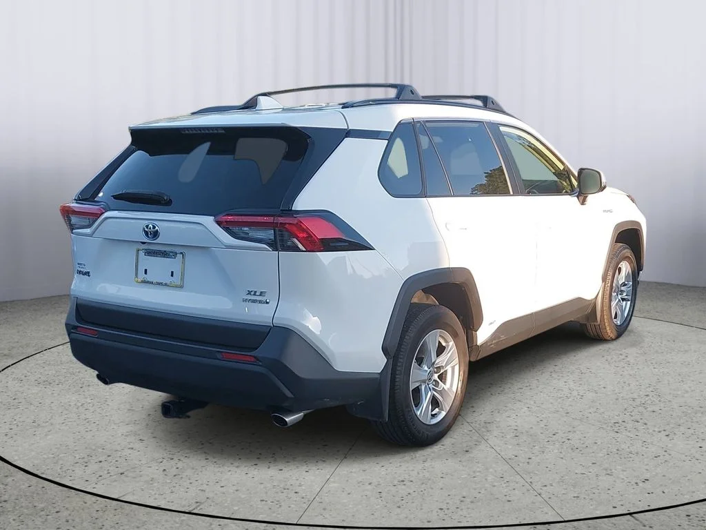 Used 2021 White Toyota XLE image 3