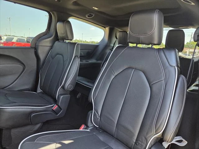 New 2027 Diamond Black Crystal Pearl-Coat Paint Chrysler Limited image 25