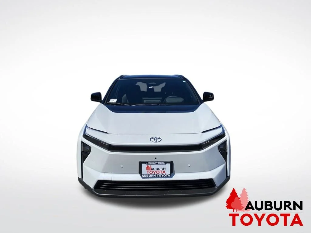 New 2026 Wind Chill Pearl with Midnight Black Metallic roof <sup>1</sup> Toyota  Limited image 2