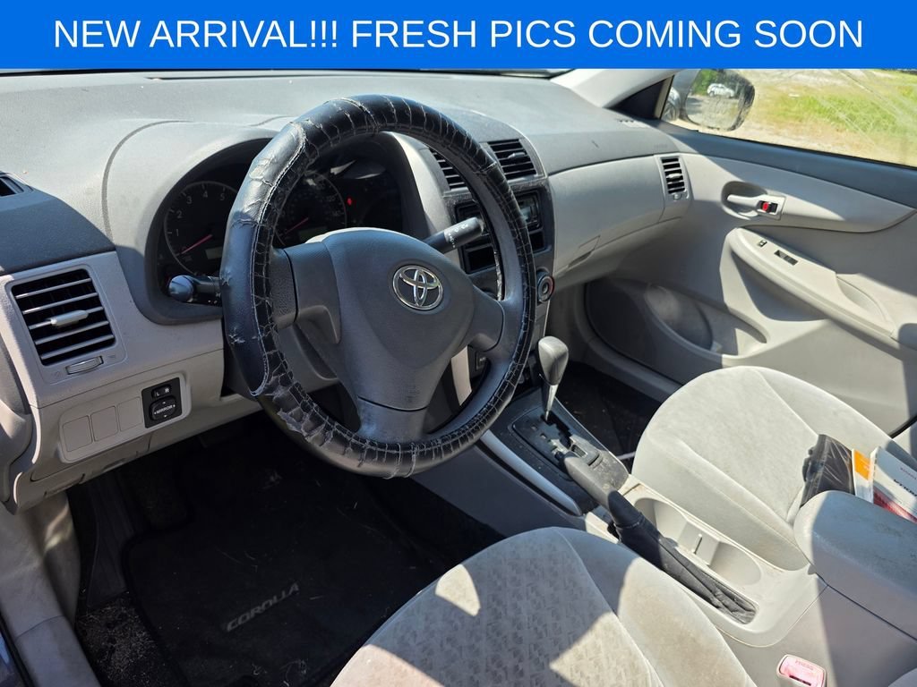 Used 2009 Gray Toyota LE image 3