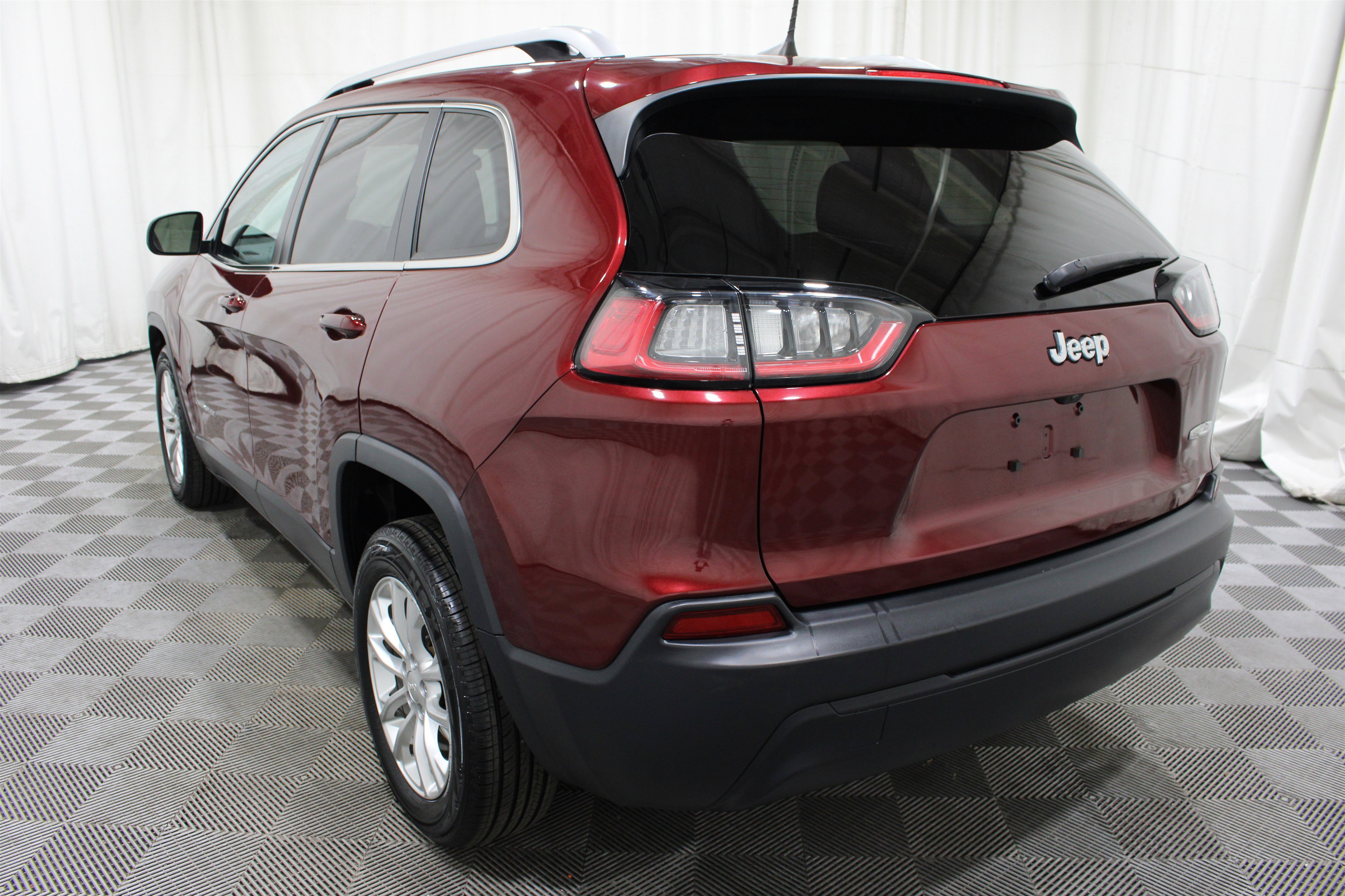 Used 2019 Velvet Red Pearlcoat Jeep Latitude image 29