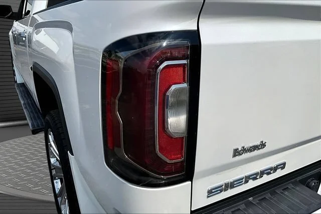 Used 2018 WHITE FROST TRICOAT GMC Denali image 24