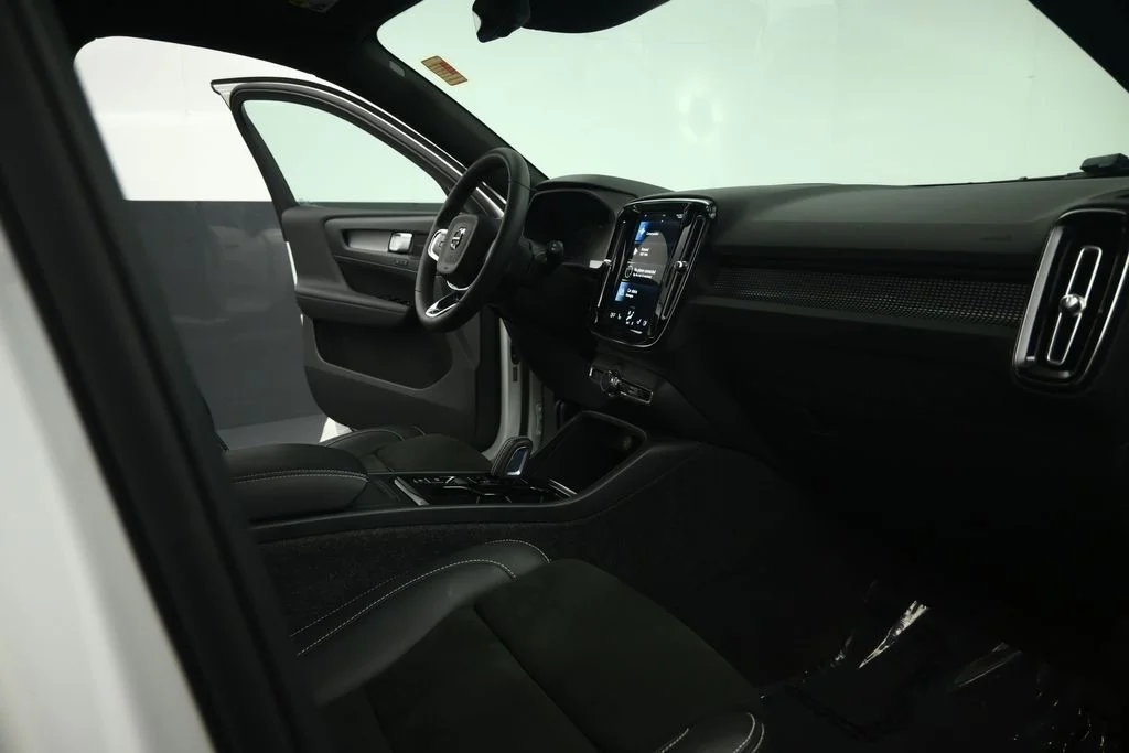 Used 2022 White Volvo R-Design image 57