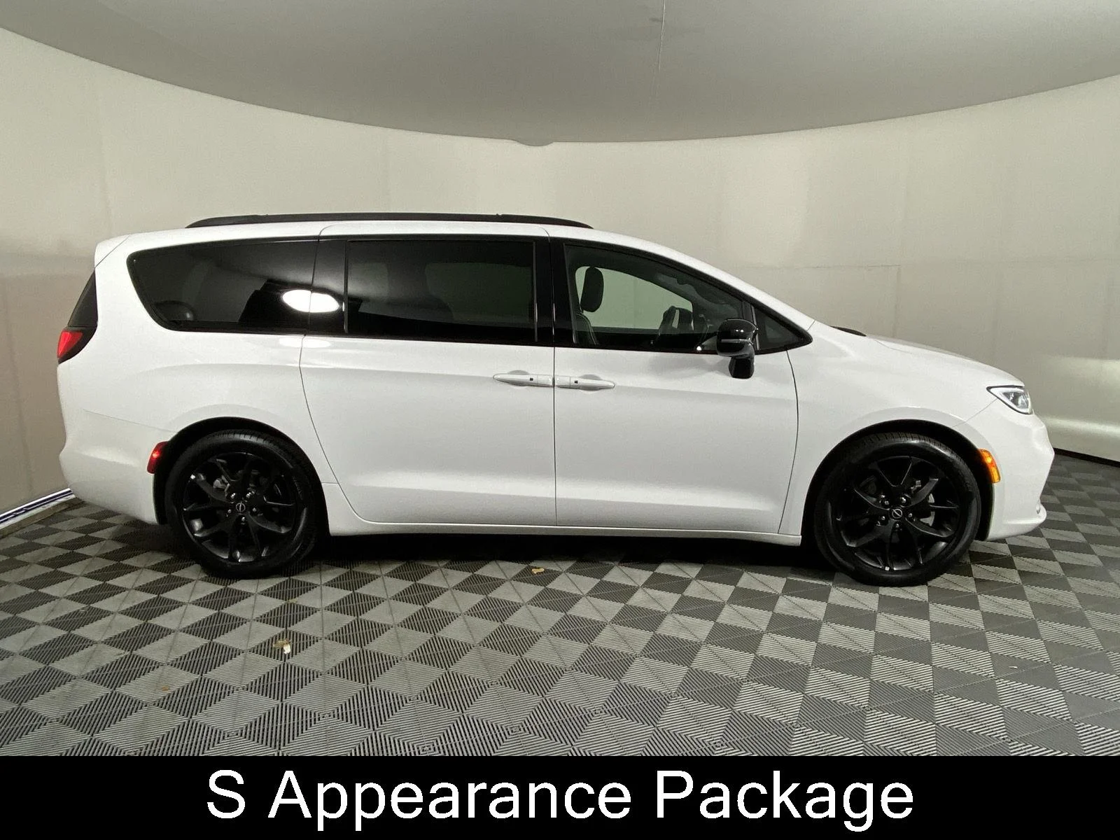 Used 2025 Bright White Clearcoat Chrysler Limited image 4