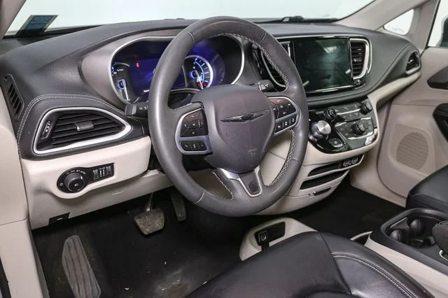 Used 2023 Silver Chrysler Touring L image 22
