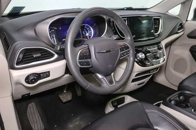 Used 2023 Silver Chrysler Touring L image 22