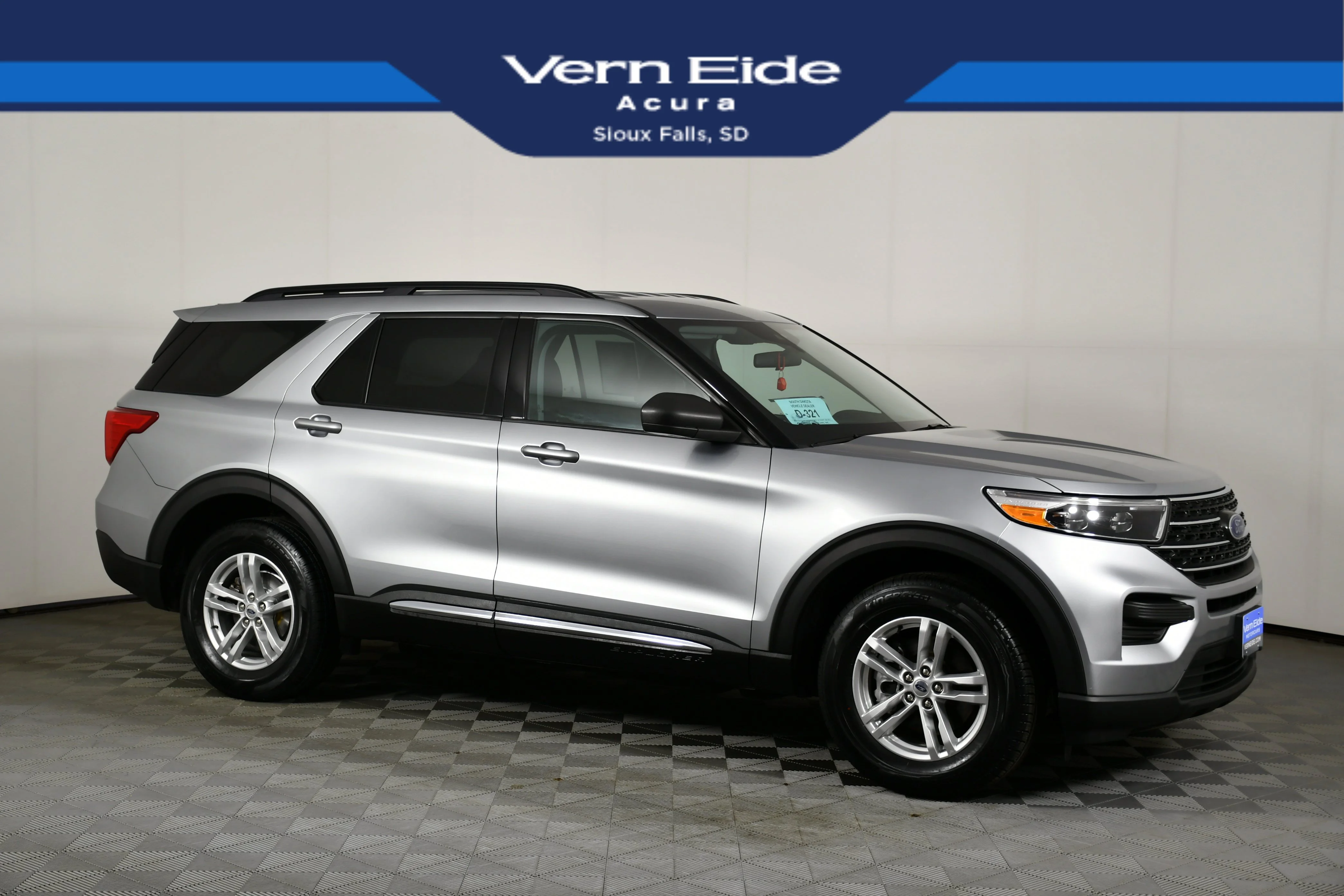 Used 2023 Silver Metallic Ford XLT image 1
