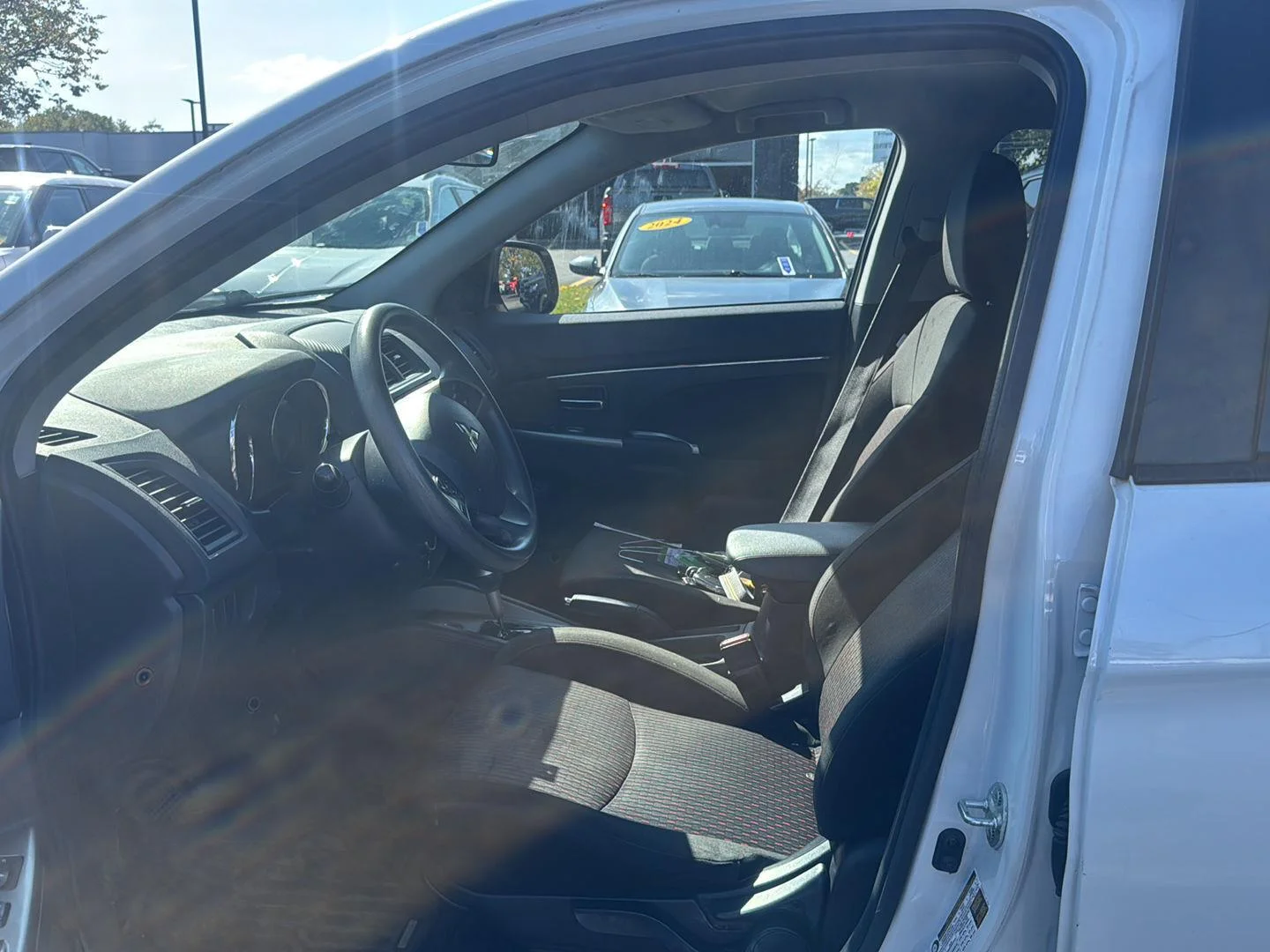 Used 2018 Diamond White Pearl Mitsubishi LE 2.0 image 9