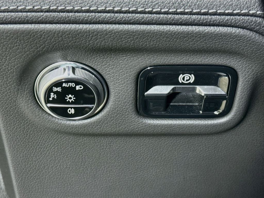 Used 2023 Gray Mercedes-Benz 450 image 10
