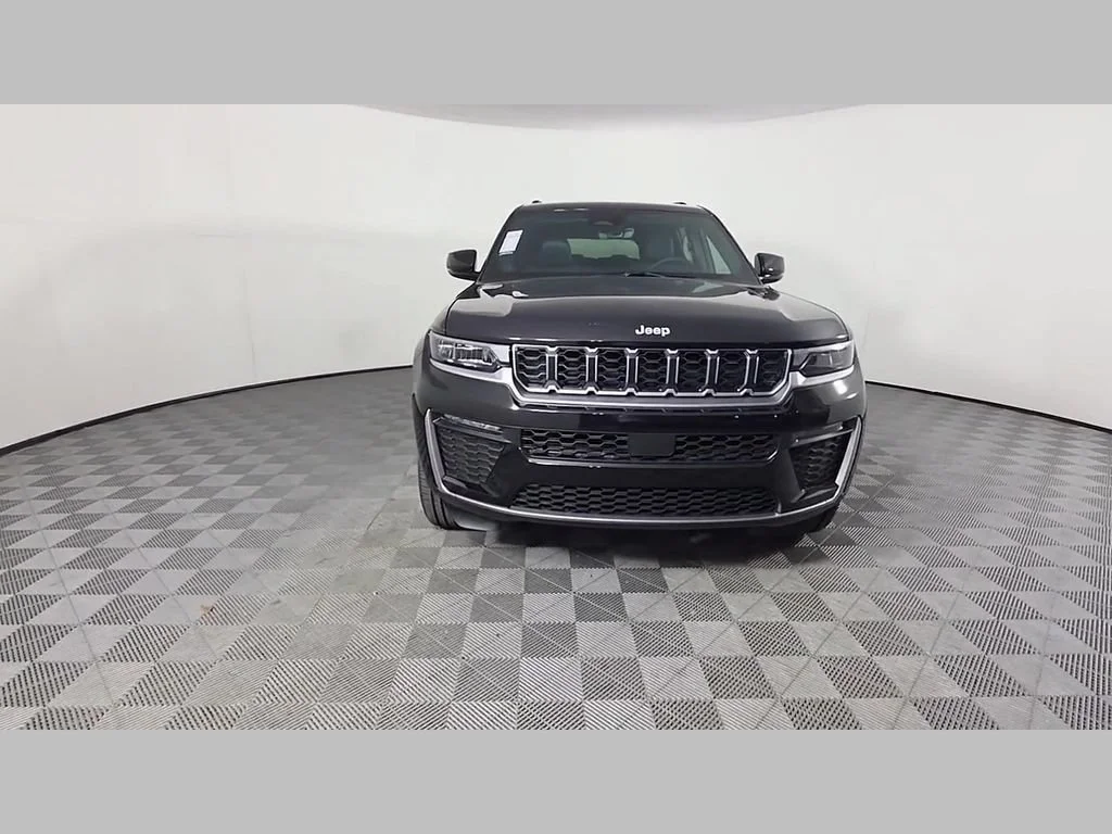 New 2026 Diamond Black Crystal Pearl-Coat Exterior Paint Jeep Limited image 37