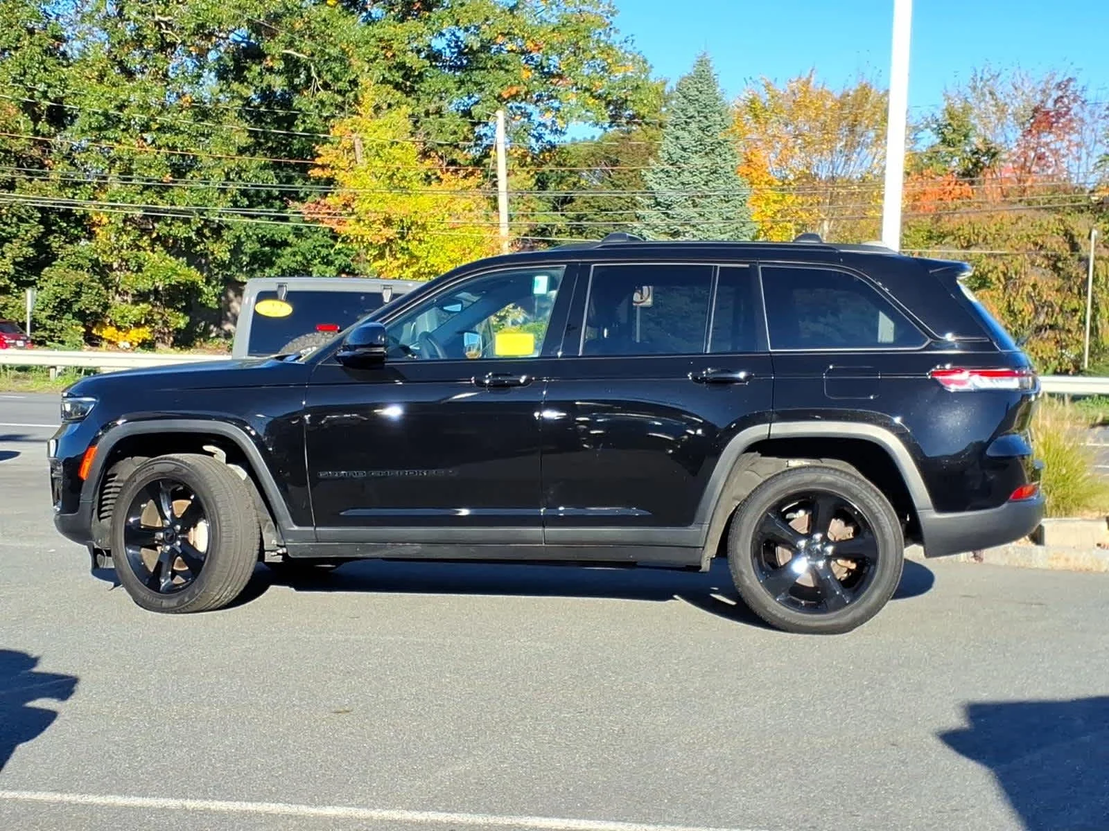 Certified Used 2024 Diamond Black Crystal Pearlcoat Jeep Limited image 11
