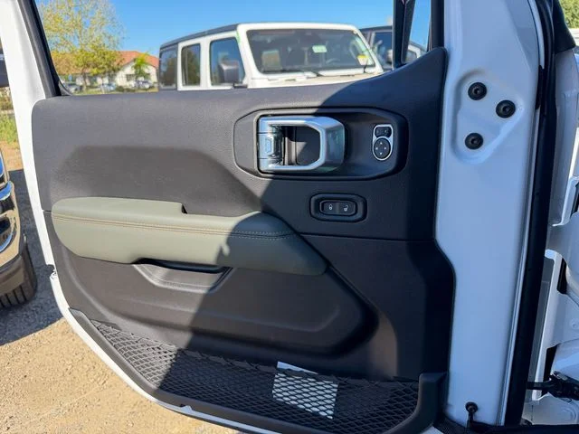 New 2026 Bright White Clear-Coat Exterior Paint Jeep Mojave X image 15