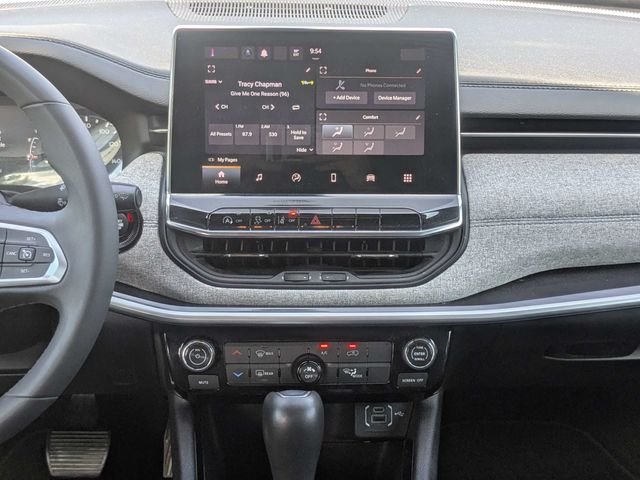 Used 2024  Jeep Latitude image 17