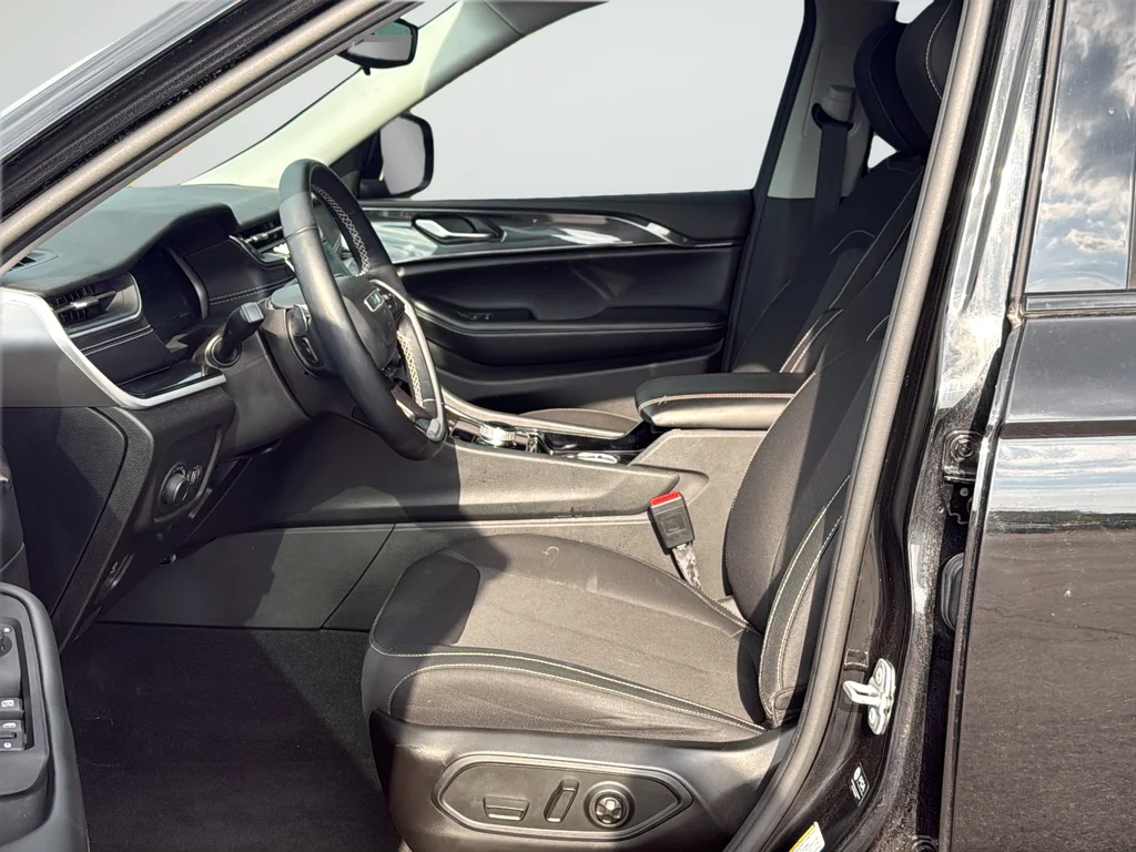Used 2022 Black Jeep Laredo image 10