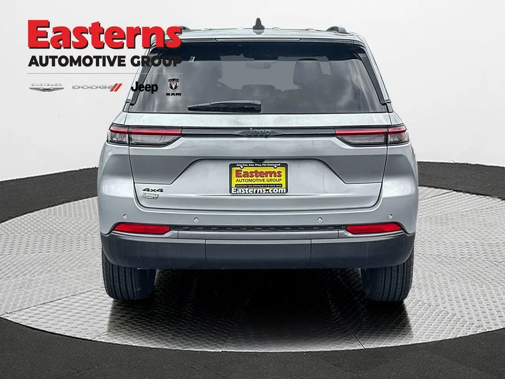 New 2026 Silver Zynith Exterior Paint Jeep Altitude image 8