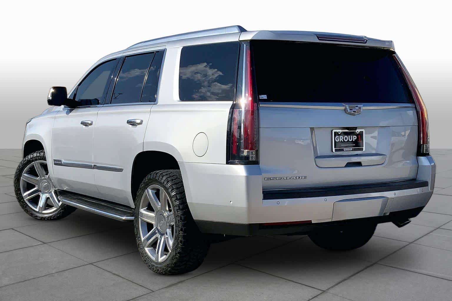 Used 2017 Radiant Silver Metallic Cadillac Luxury image 9