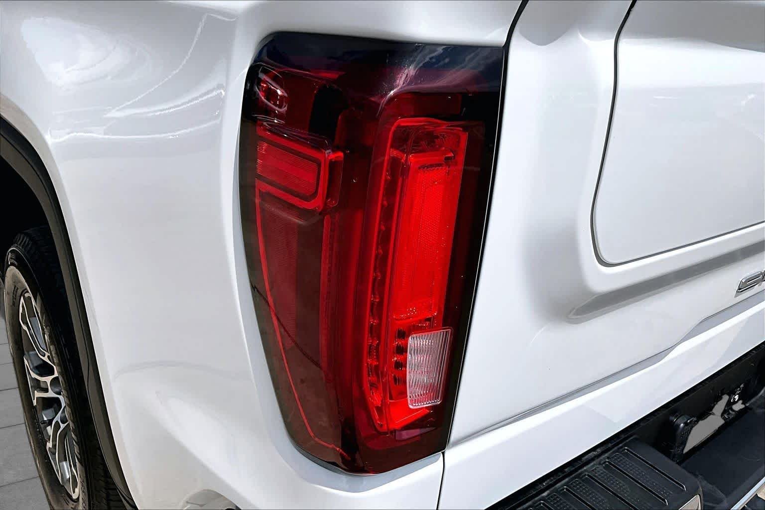 Used 2025 Summit White GMC SLT image 29