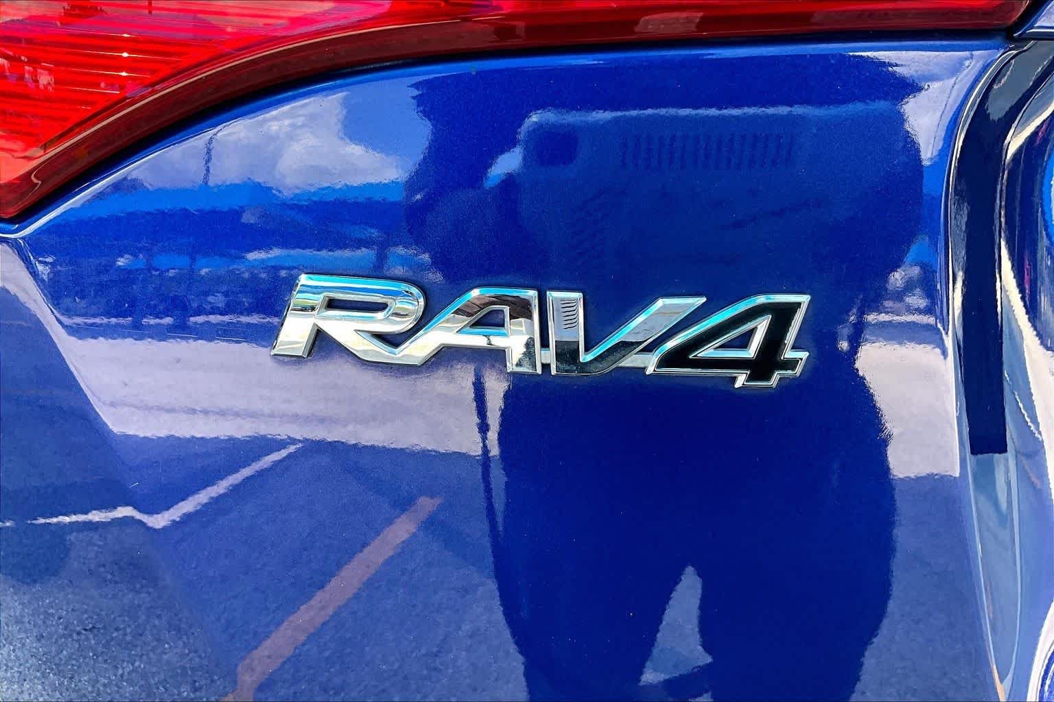 Used 2014 Blue Crush Metallic Toyota XLE image 9