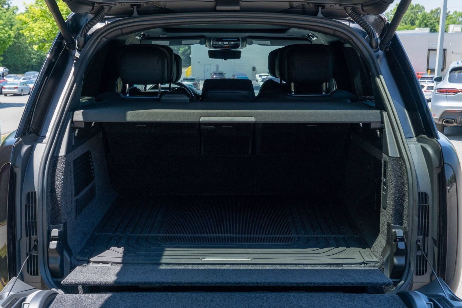 Used 2025 Obsidian Black SV Bespoke Ultra Metallic Satin Land Rover Autobiography image 14