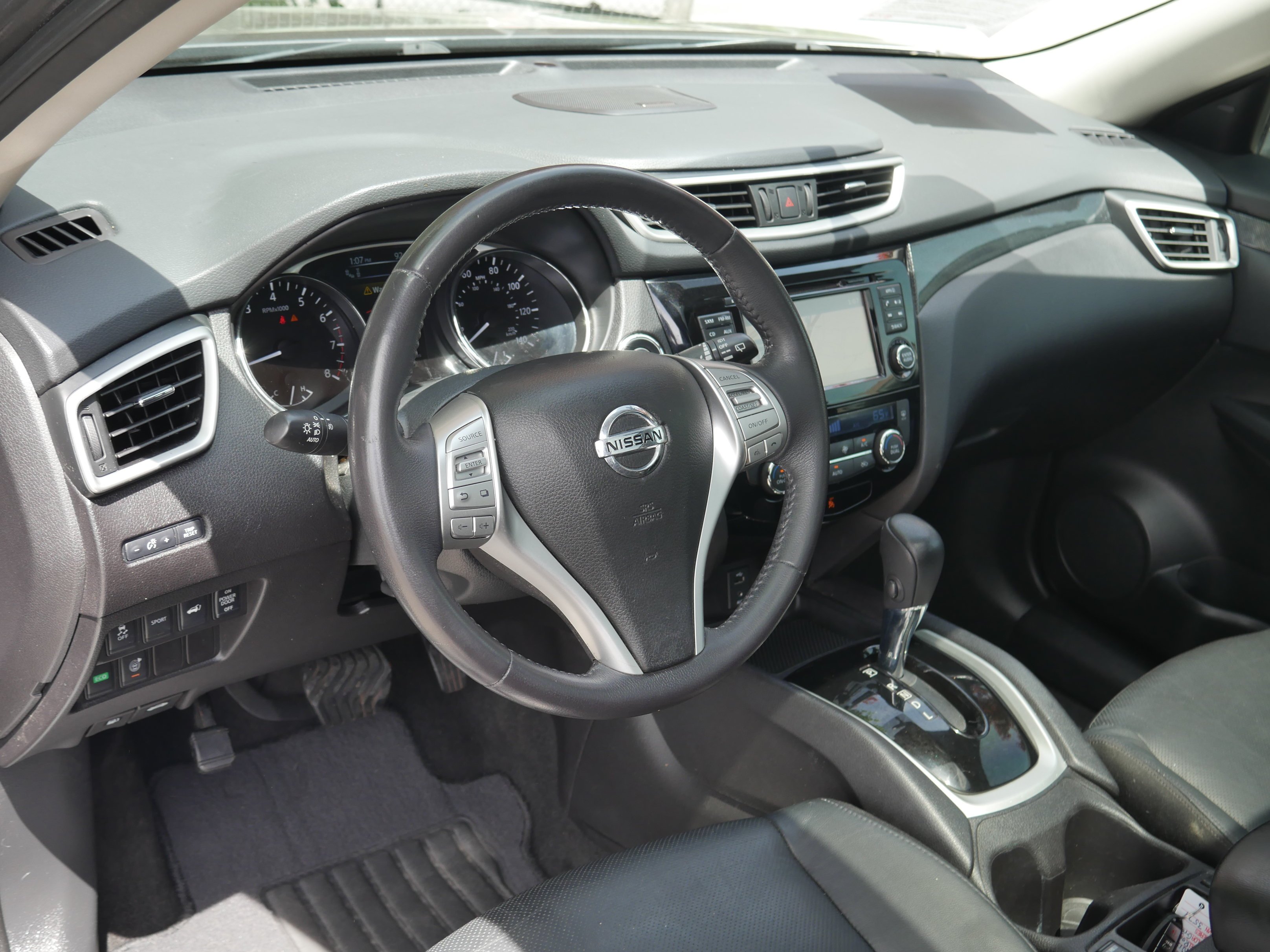Used 2015 Gun Metallic Nissan SL image 4