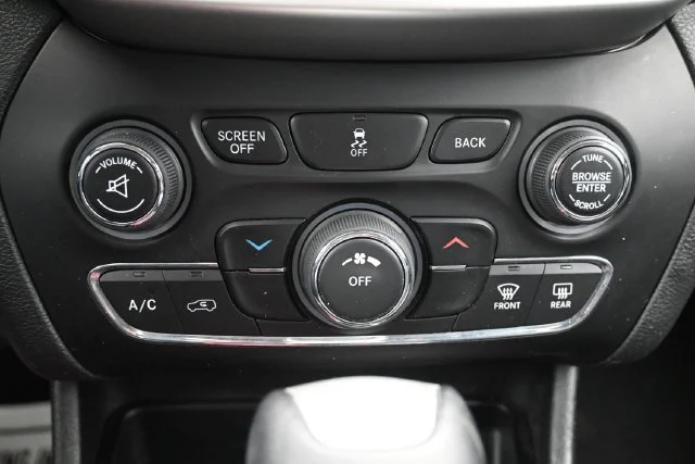 Used 2018 Bright White Clearcoat Jeep Latitude Plus image 18