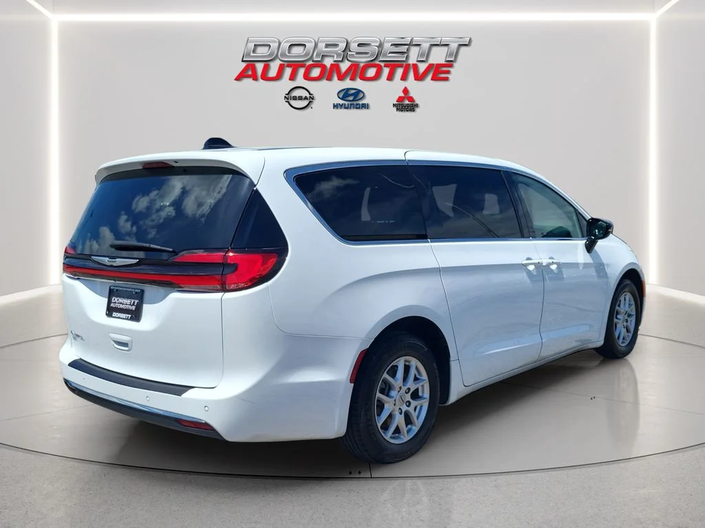Used 2025 Bright White Clearcoat Chrysler Select image 6