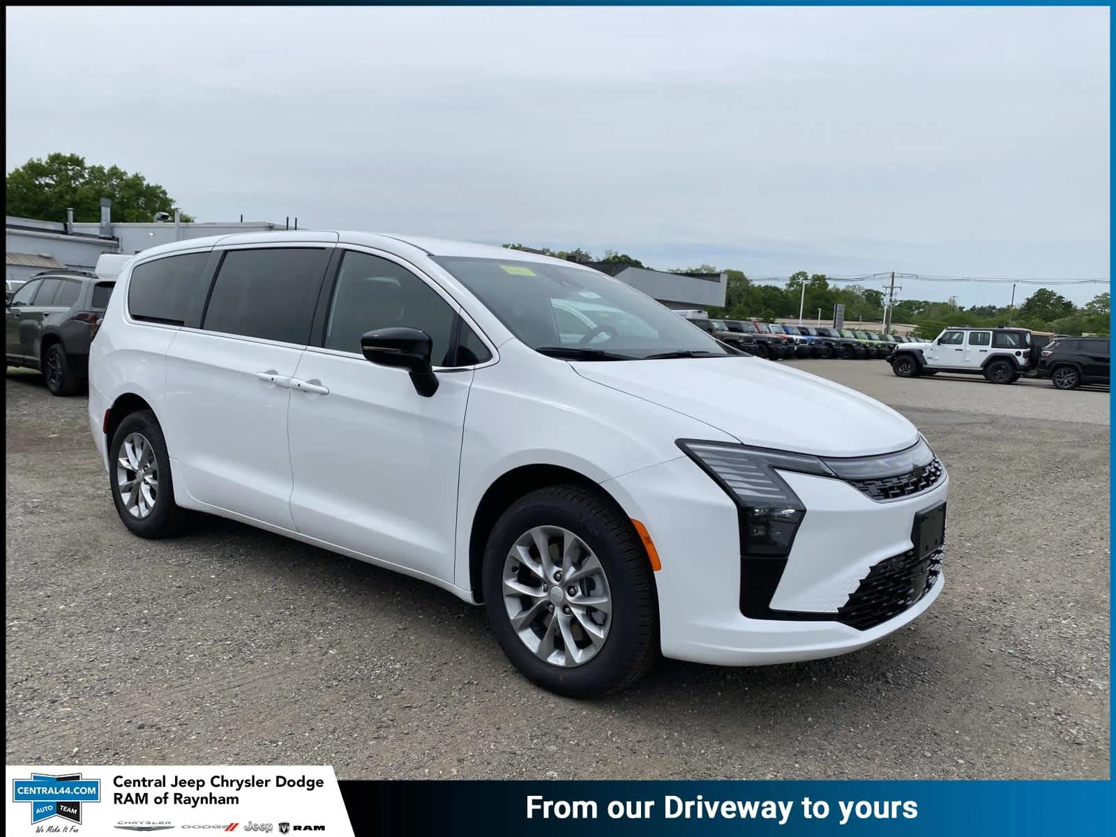 2027 Chrysler Pacifica Select AWD's photo