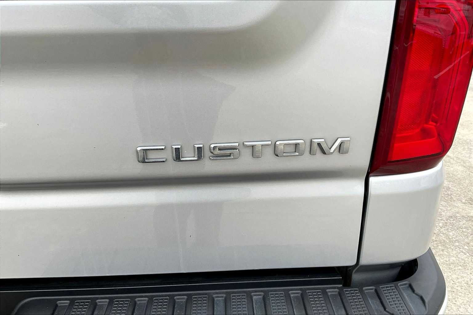 Used 2022 Silver Ice Metallic Chevrolet Custom image 10